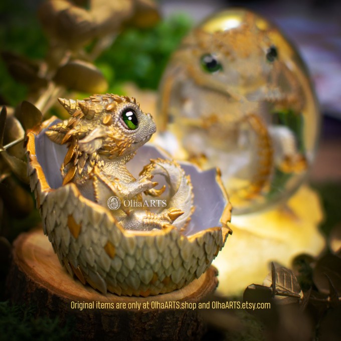 Dragon Hatchling in Golden Pearl color